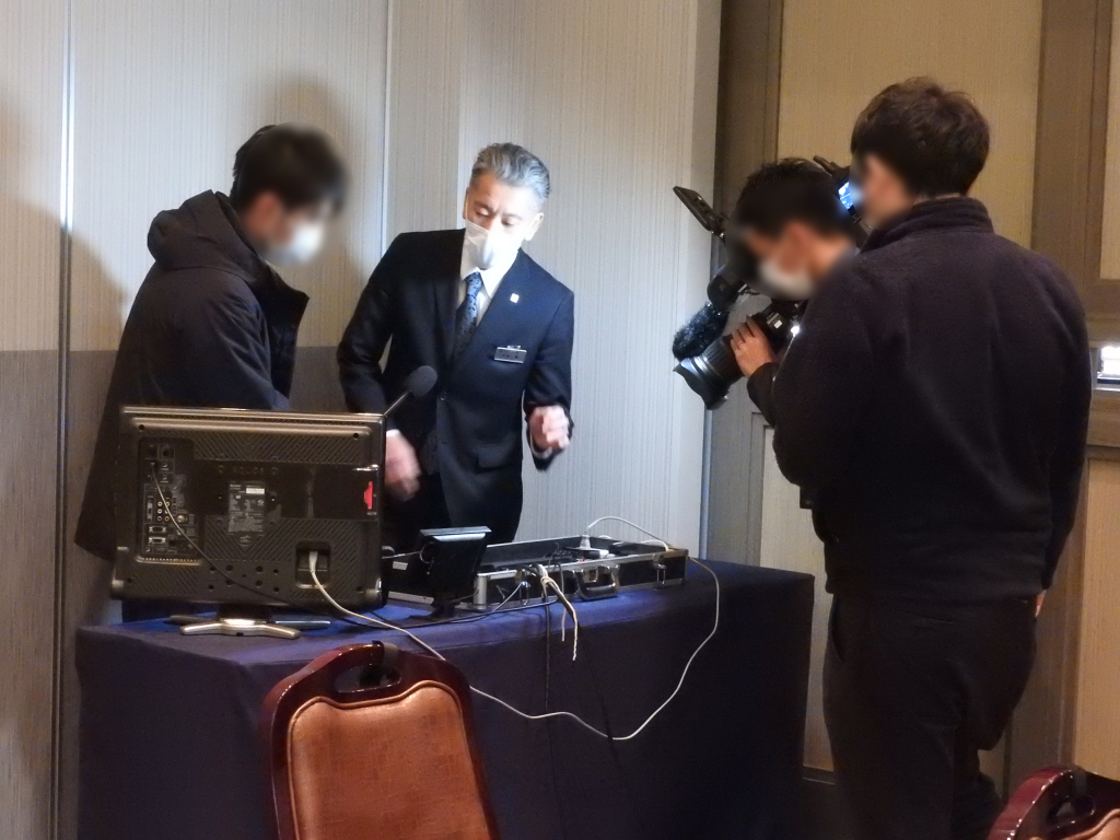 TSSテレビ新広島がアイフィットさいき葬祭フォレストホールでオンライン葬儀を取材する様子