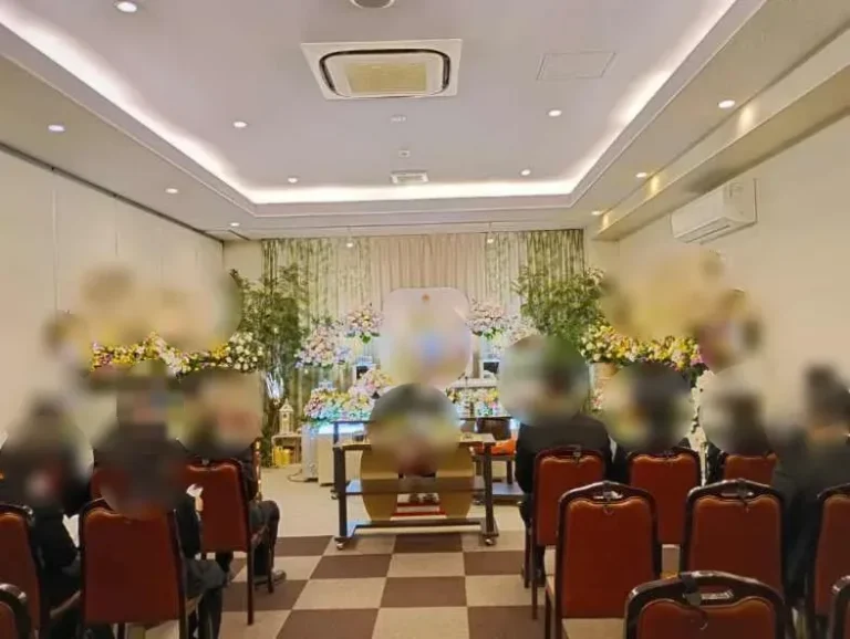 菊とバラが彩る祭壇と、棺に添えたシュークリーム——東広島市・家族葬